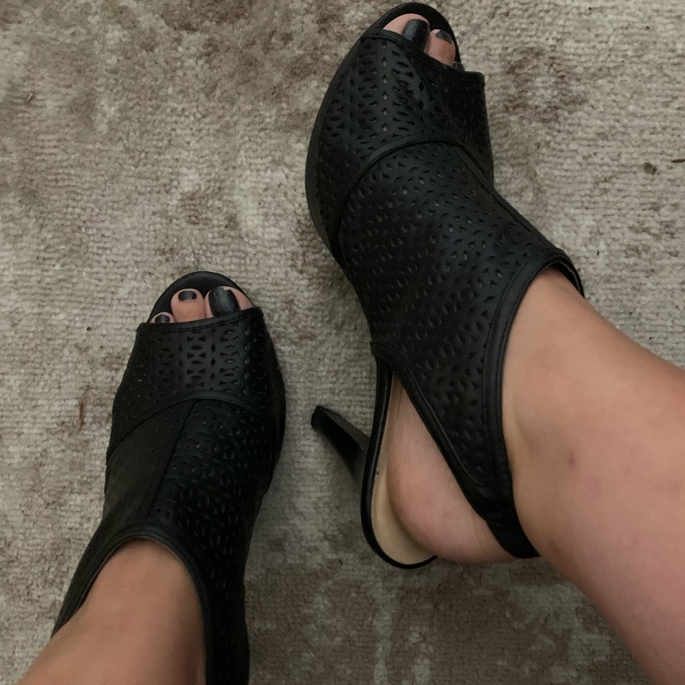 A.N.A. Heels with peep toe black